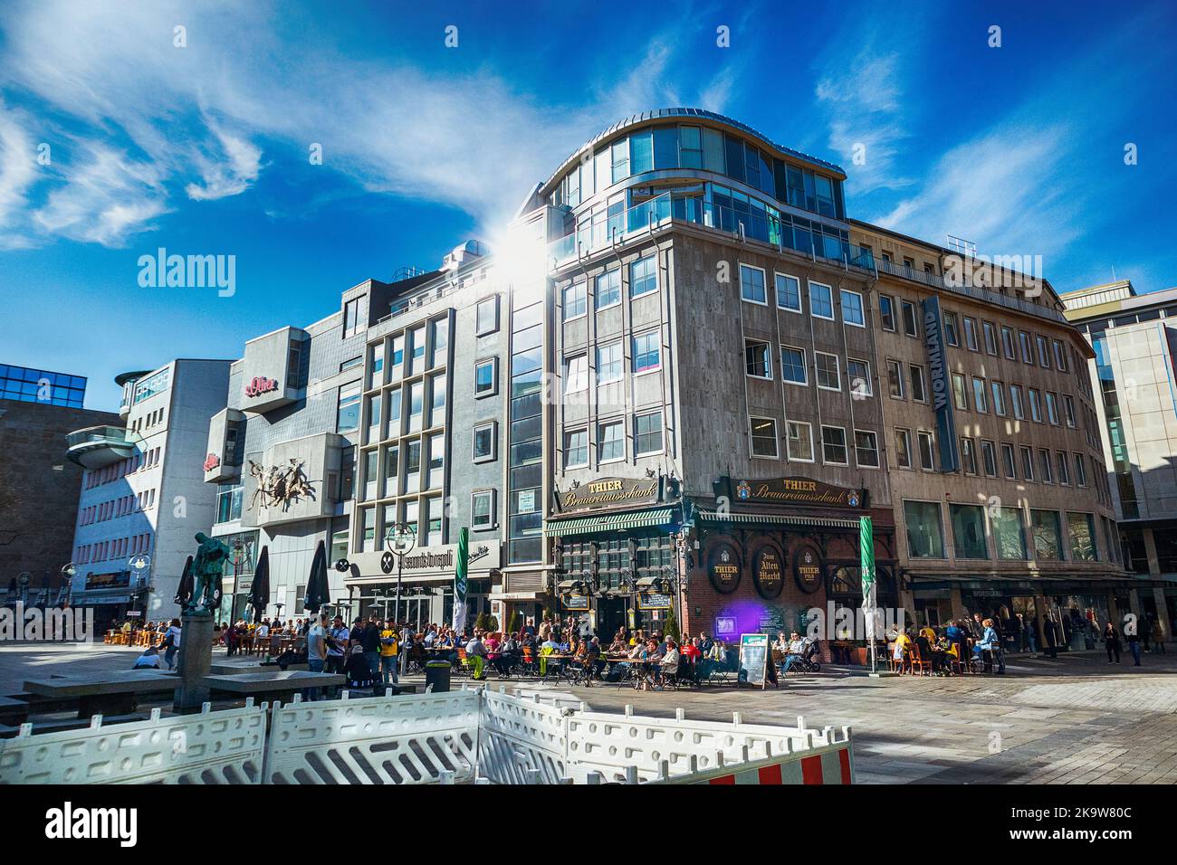 Tipica strada residenziale con edifici residenziali a più piani in una strada suburbana di Dortmund, germania, in un'Europa occidentale Foto Stock