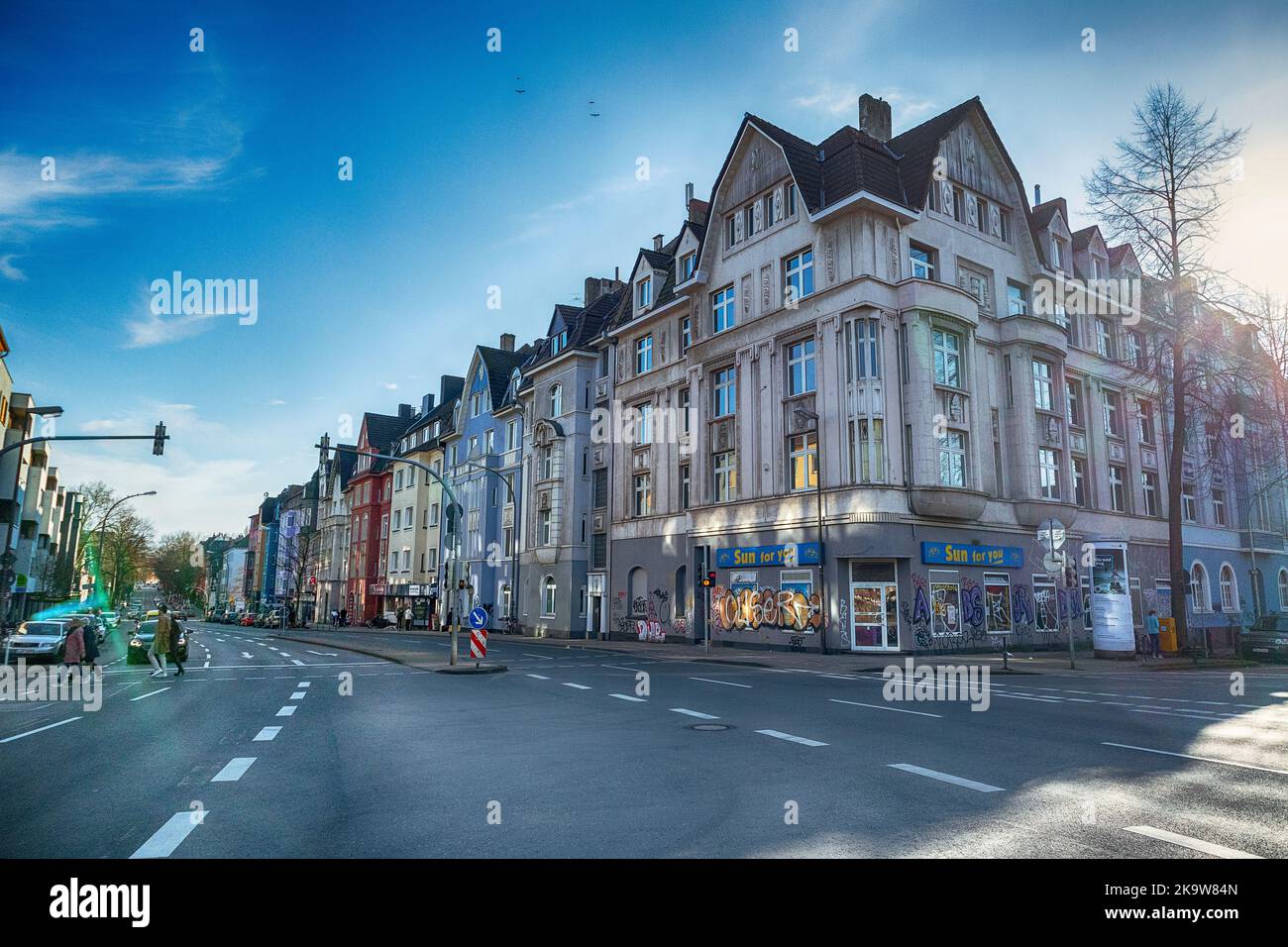 Tipica strada residenziale con edifici residenziali a più piani in una strada suburbana di Dortmund, germania, in un'Europa occidentale Foto Stock