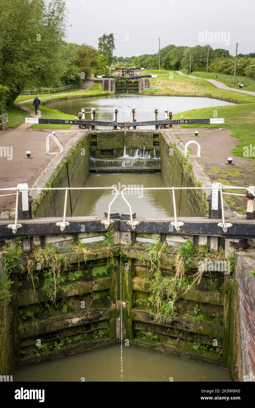NORTHAMPTONSHIRE, Regno Unito - 25 maggio 2022. Serie di chiuse sul Canal Grande Union a Stoke Bruerne Foto Stock