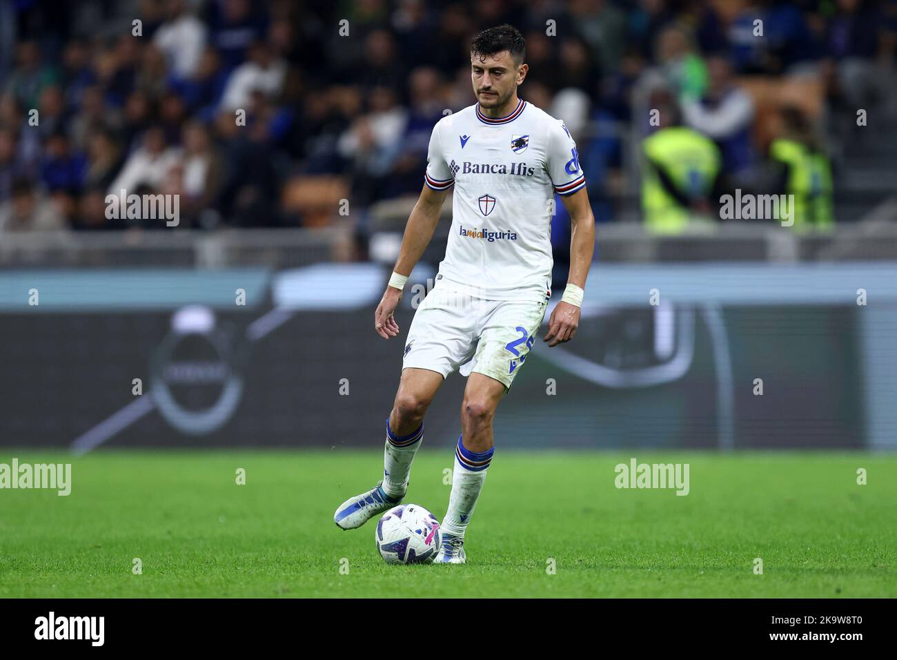 Alex Ferrari di noi Sampdoria controlla la palla durante la Serie A match beetween FC Internazionale e UC Sampdoria allo Stadio Giuseppe Meazza il 29 ottobre 2022 a Milano Italia . Credit: Marco Canoniero/Alamy Live News Foto Stock