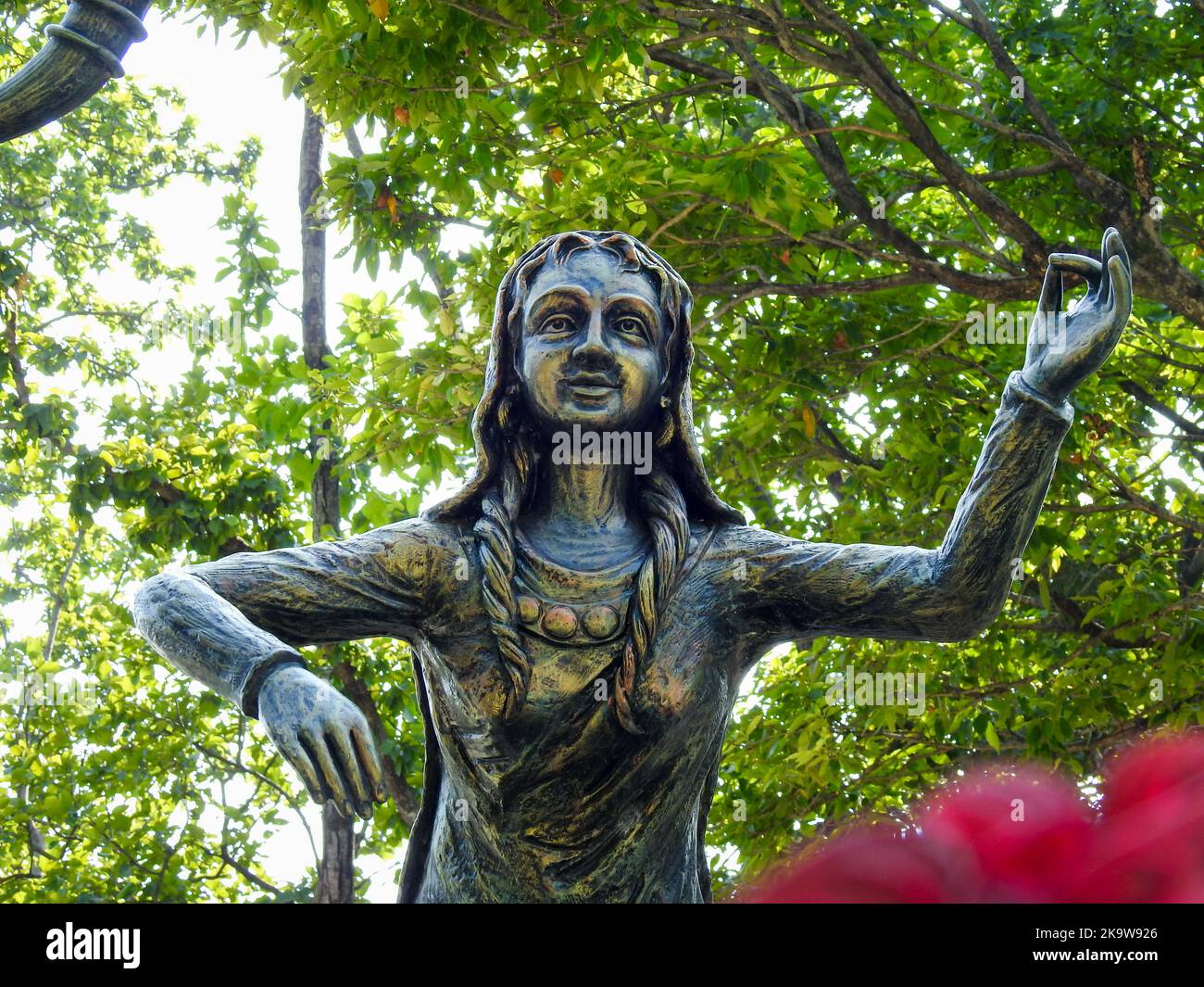 Novembre 9th 2018. Dehradun City Uttarakhand India. Statue di bronzo di persone che raffigurano musica locale e danze allo zoo di Malsi City. Foto Stock