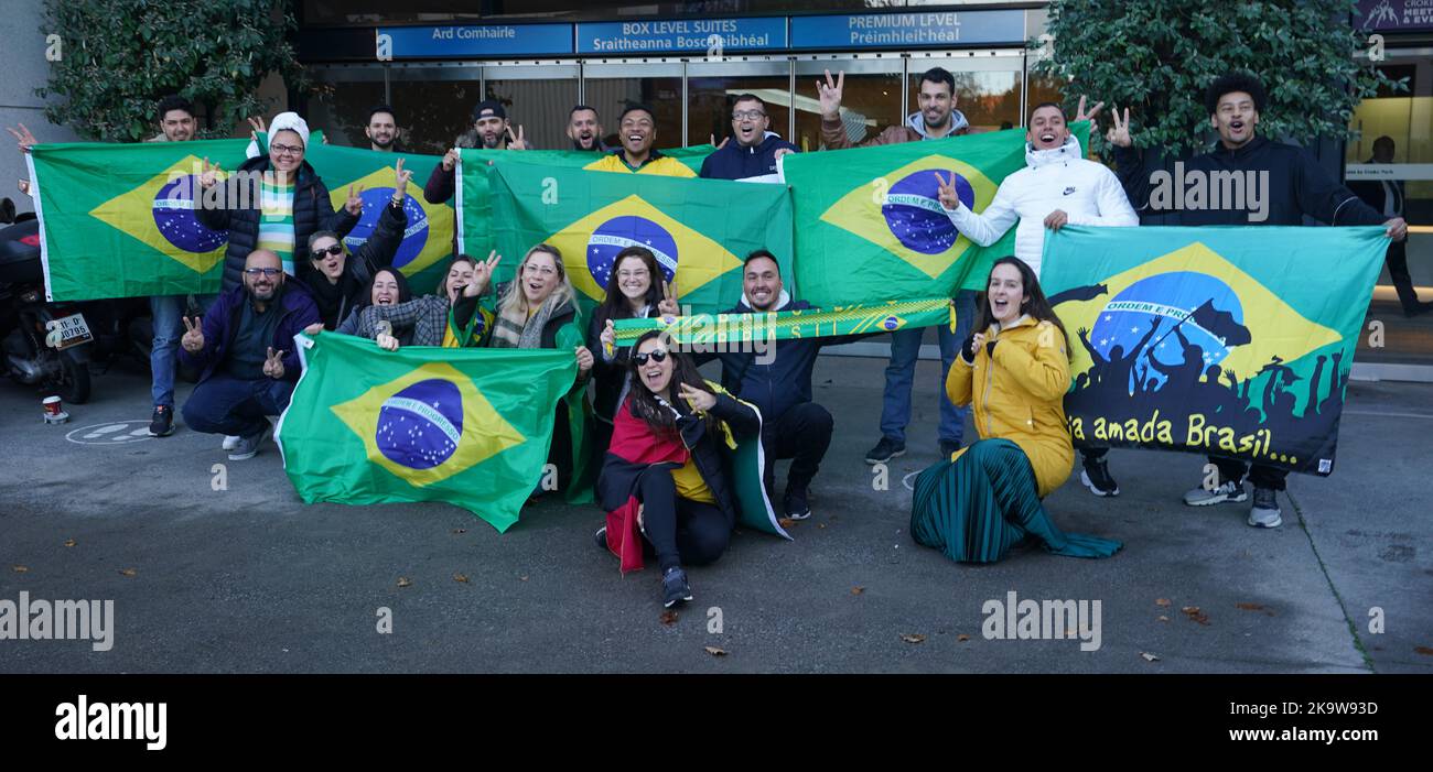 I sostenitori di Jair Bolsonaro al Croke Park di Dublino, mentre migliaia di cittadini brasiliani provenienti da tutta l'Irlanda si riuniscono per votare nelle elezioni presidenziali del loro paese. Data immagine: Domenica 30 ottobre 2022. Foto Stock