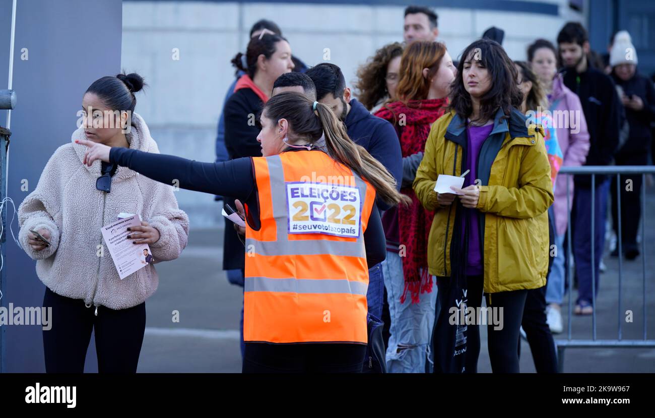 La gente fa la fila per votare al Croke Park di Dublino, mentre migliaia di cittadini brasiliani provenienti da tutta l'Irlanda si riuniscono per votare nelle elezioni presidenziali del loro paese. Data immagine: Domenica 30 ottobre 2022. Foto Stock