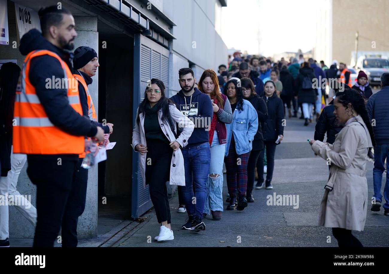 La gente fa la fila per votare al Croke Park di Dublino, mentre migliaia di cittadini brasiliani provenienti da tutta l'Irlanda si riuniscono per votare nelle elezioni presidenziali del loro paese. Data immagine: Domenica 30 ottobre 2022. Foto Stock