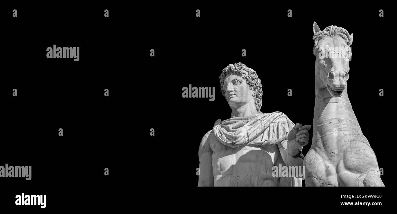 Antica statua marmorea di personaggi mitici Castor e Pollux a cavallo, risalente al 1st ° secolo AC, situato in cima alla balaustra monumentale Foto Stock