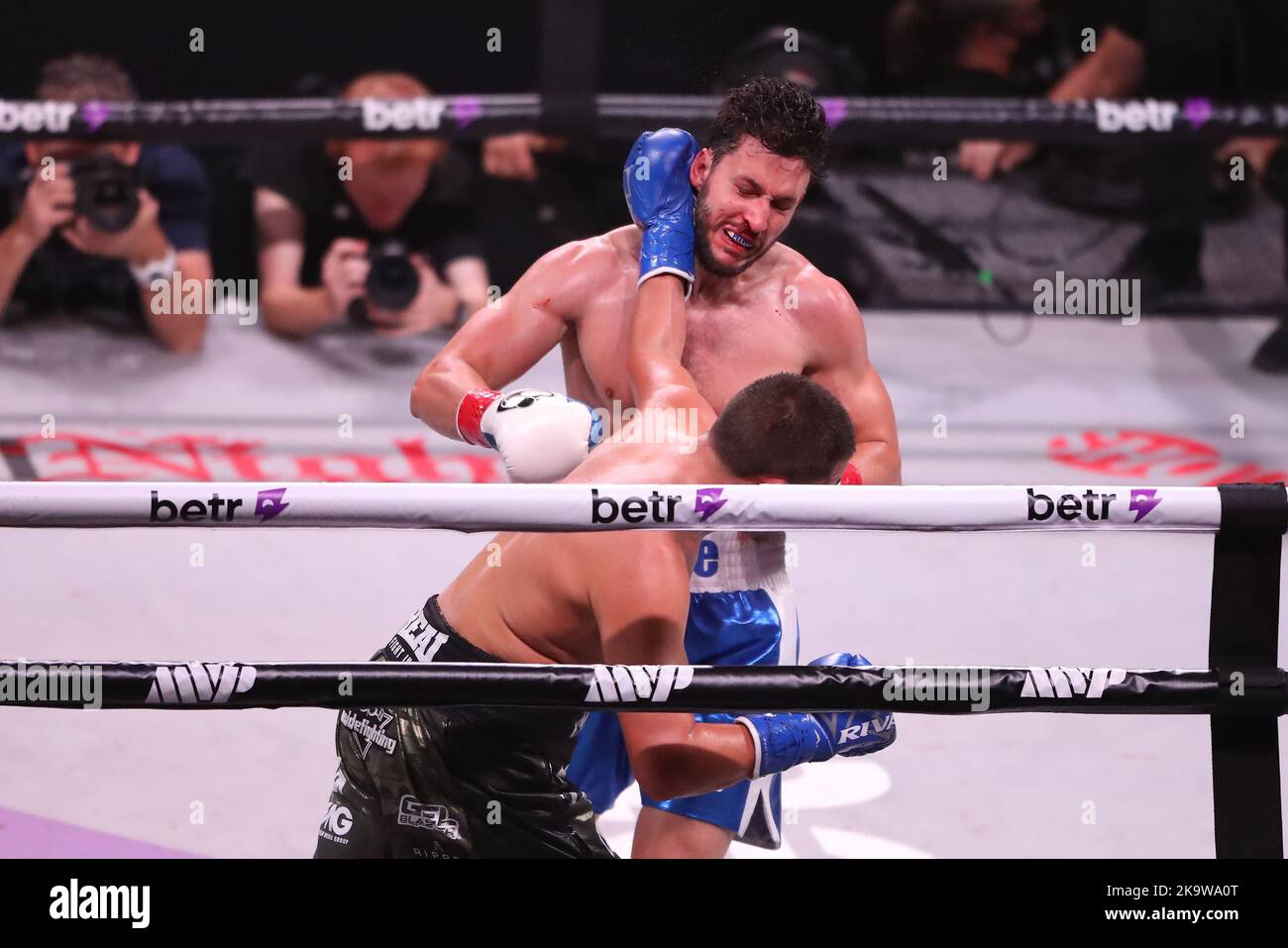 Glendale, Arizona, Stati Uniti. 29th Ott 2022. GLENDALE, Arizona - 29 OTTOBRE: Chris Avila e il Dr. Mike Varshavski si incontrano nel ring di boxe per il loro incontro di pesi da crociera all'evento PPV Paul vs Silva di Showtime presso la Desert Diamond Arena il 29 ottobre 2022 a Glendale, Arizona, Stati Uniti. (Credit Image: © Alejandro Salazar/PX Imagens via ZUMA Press Wire) Credit: ZUMA Press, Inc./Alamy Live News Foto Stock