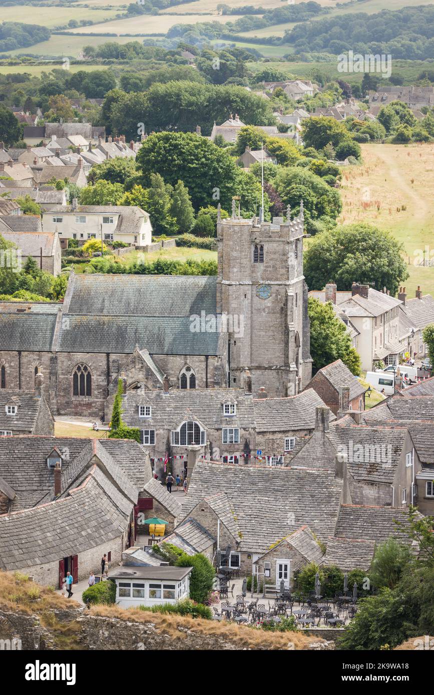 DORSET, Regno Unito - 06 luglio 2022. Vista aerea del grazioso villaggio inglese e della chiesa parrocchiale di San Edoardo vicino al castello di Corfe, Purbeck, Dorset Foto Stock