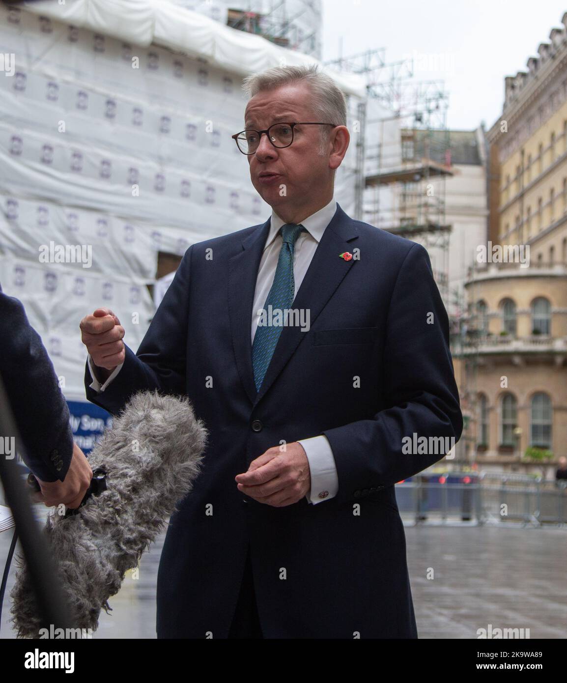 Londra, Inghilterra, Regno Unito. 30th Ott 2022. Segretario di Stato per gli alloggi, le comunità e il governo locale MICHAEL GOVE è visto fuori BBC come appare domenica con Laura Kuenssberg. (Credit Image: © Tayfun Salci/ZUMA Press Wire) Credit: ZUMA Press, Inc./Alamy Live News Foto Stock