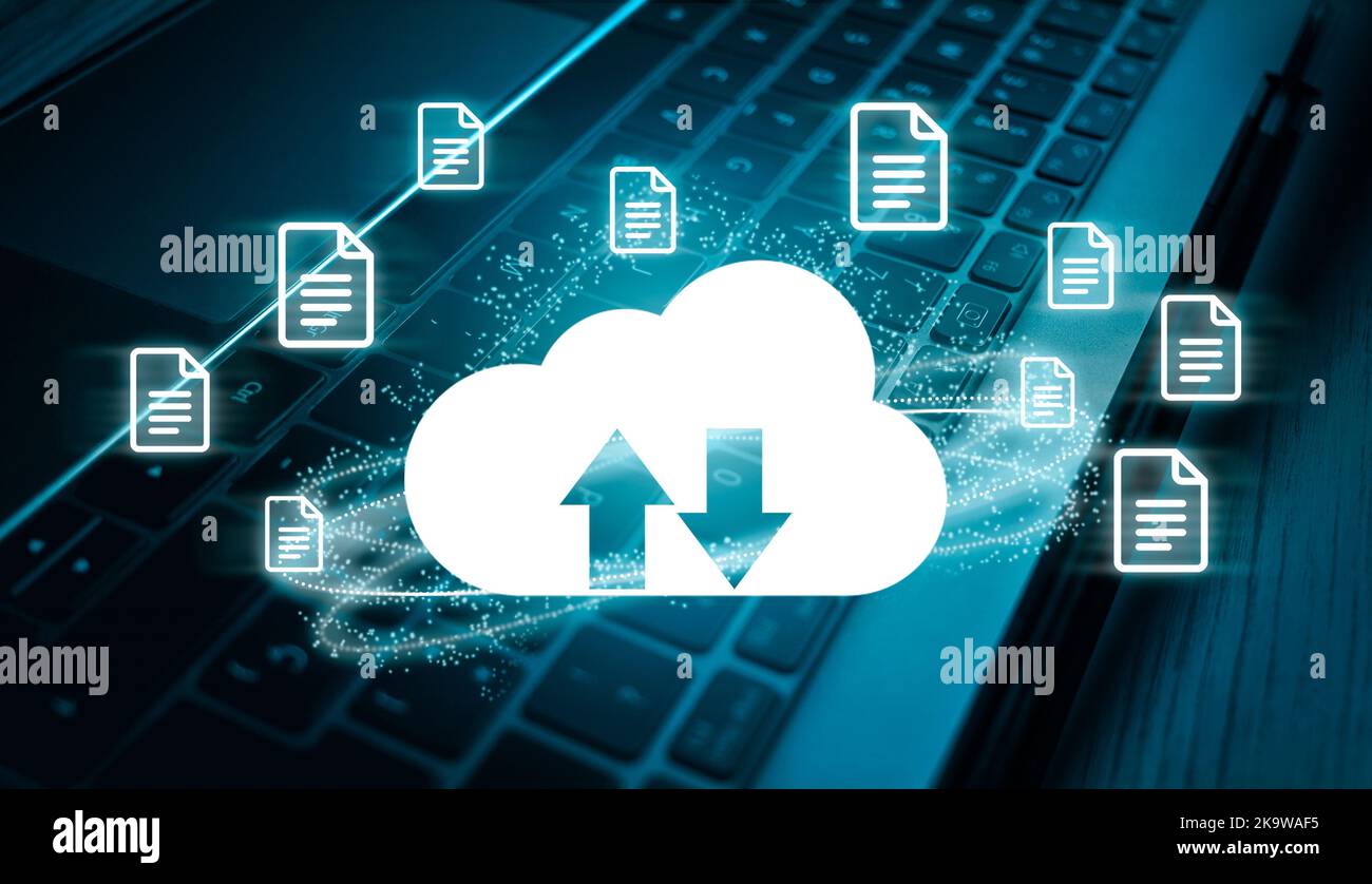 Computer portatile con tastiera blu e scura con interfaccia a diagramma per il cloud computing digitale. Memorizzazione dei dati. Gestione dei big data tramite tecnologia cloud. Foto Stock