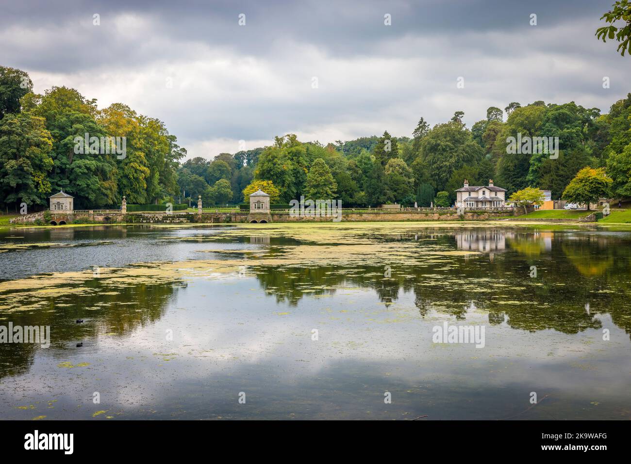 YORKSHIRE, Regno Unito - 22 settembre 2022. Il lago nel Parco reale di Studley, North Yorkshire, Inghilterra. Un sito dichiarato Patrimonio dell'Umanità Foto Stock