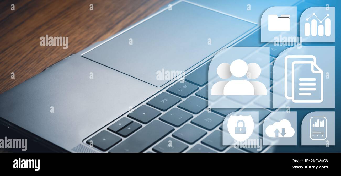 Desktop laptop con interfaccia DMS del sistema di gestione dei documenti. Memorizzazione di file digitali. Tecnologia di database. Business aziendale. Foto Stock