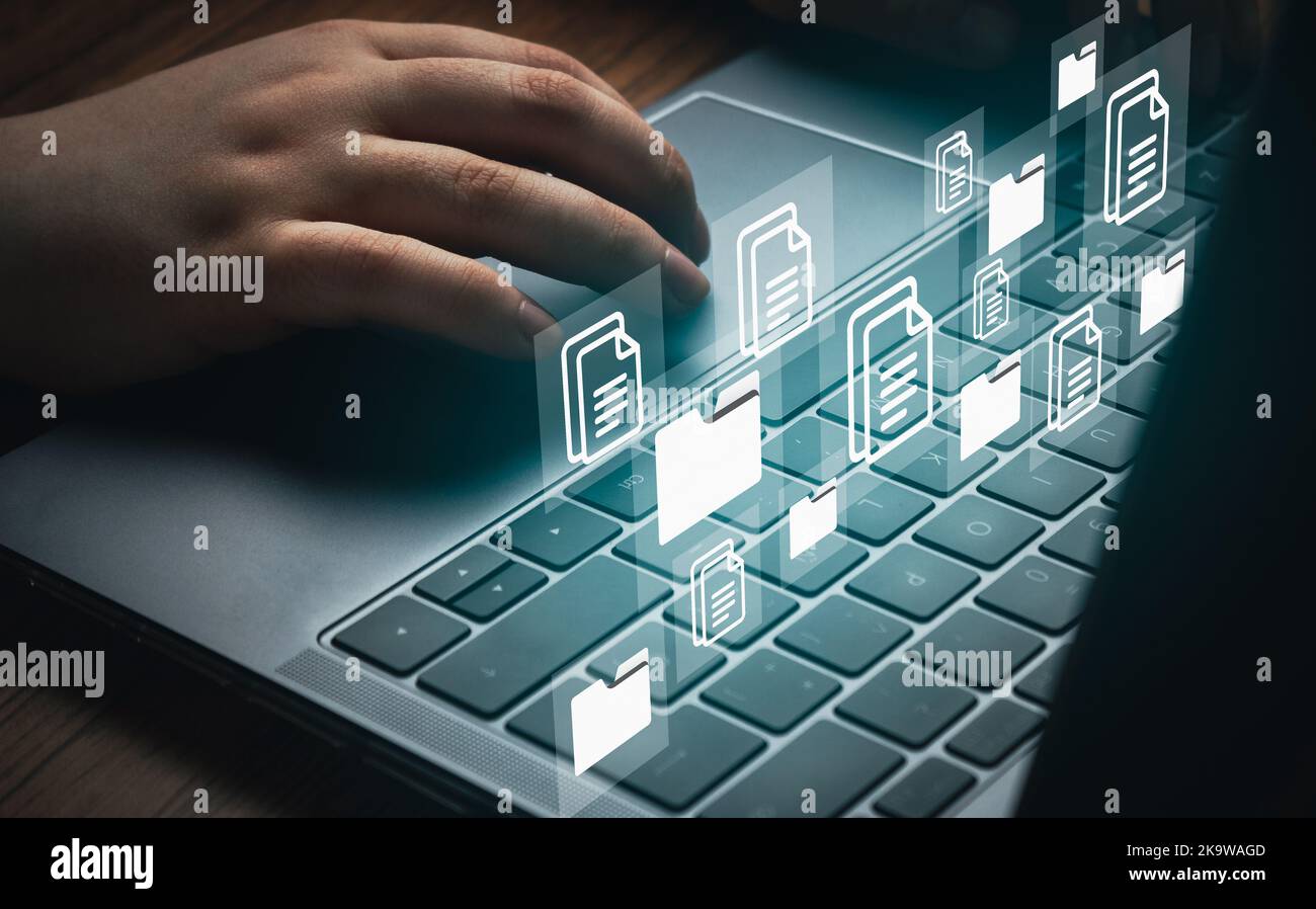 Donna d'affari che utilizza un computer portatile per il sistema di gestione dei documenti DMS. Memorizzazione di file digitali. Tecnologia di database. Business aziendale. Foto Stock