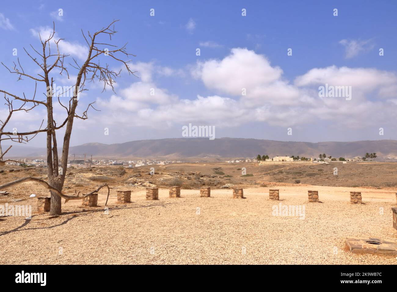 Vista sulla città costiera di Taqah nel governatorato di Dhofar, vicino a Salalah in Oman Foto Stock
