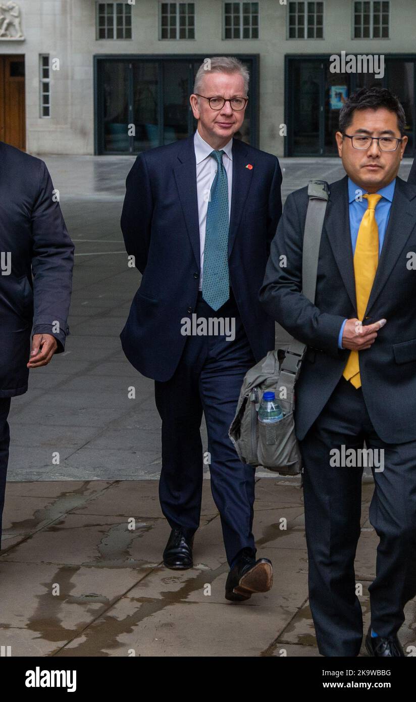 Londra, Inghilterra, Regno Unito. 30th Ott 2022. Segretario di Stato per gli alloggi, le comunità e il governo locale MICHAEL GOVE è visto fuori BBC come appare domenica con Laura Kuenssberg. (Credit Image: © Tayfun Salci/ZUMA Press Wire) Credit: ZUMA Press, Inc./Alamy Live News Foto Stock