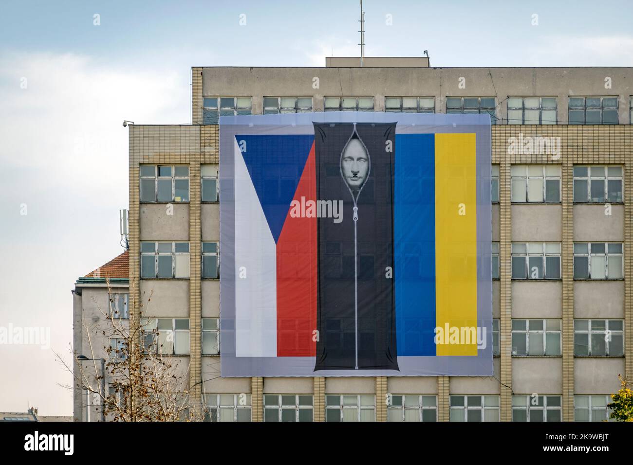 Edificio del Ministero dell'interno ceco con banner. il presidente russo, Vladimir Putin, in una borsa nera tra le bandiere della Repubblica ceca e dell'Ucraina. Foto Stock