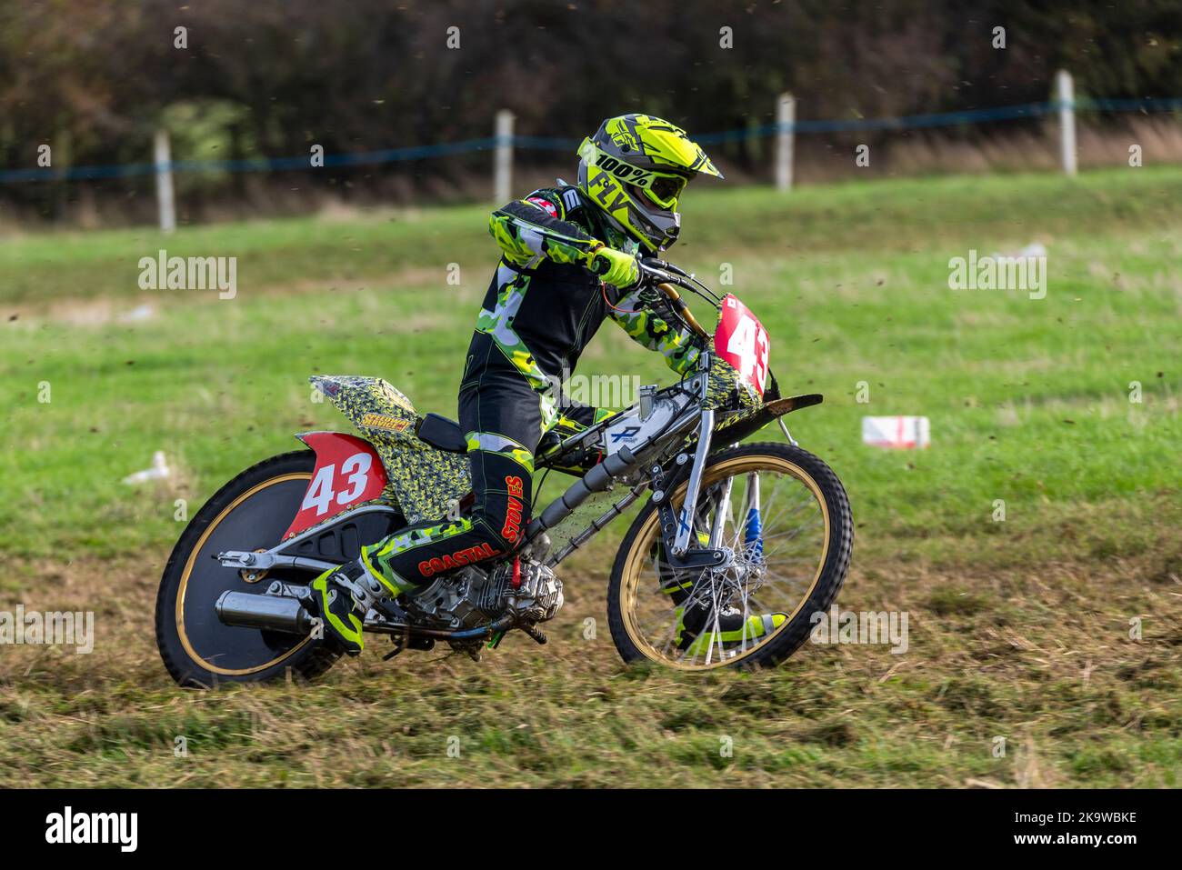 Logan Ketteringham gareggia in una gara di motociclette da cavallino. Evento Donut Meeting organizzato dal Southend & District Motorcycle Club, Essex. Classe Junior Foto Stock