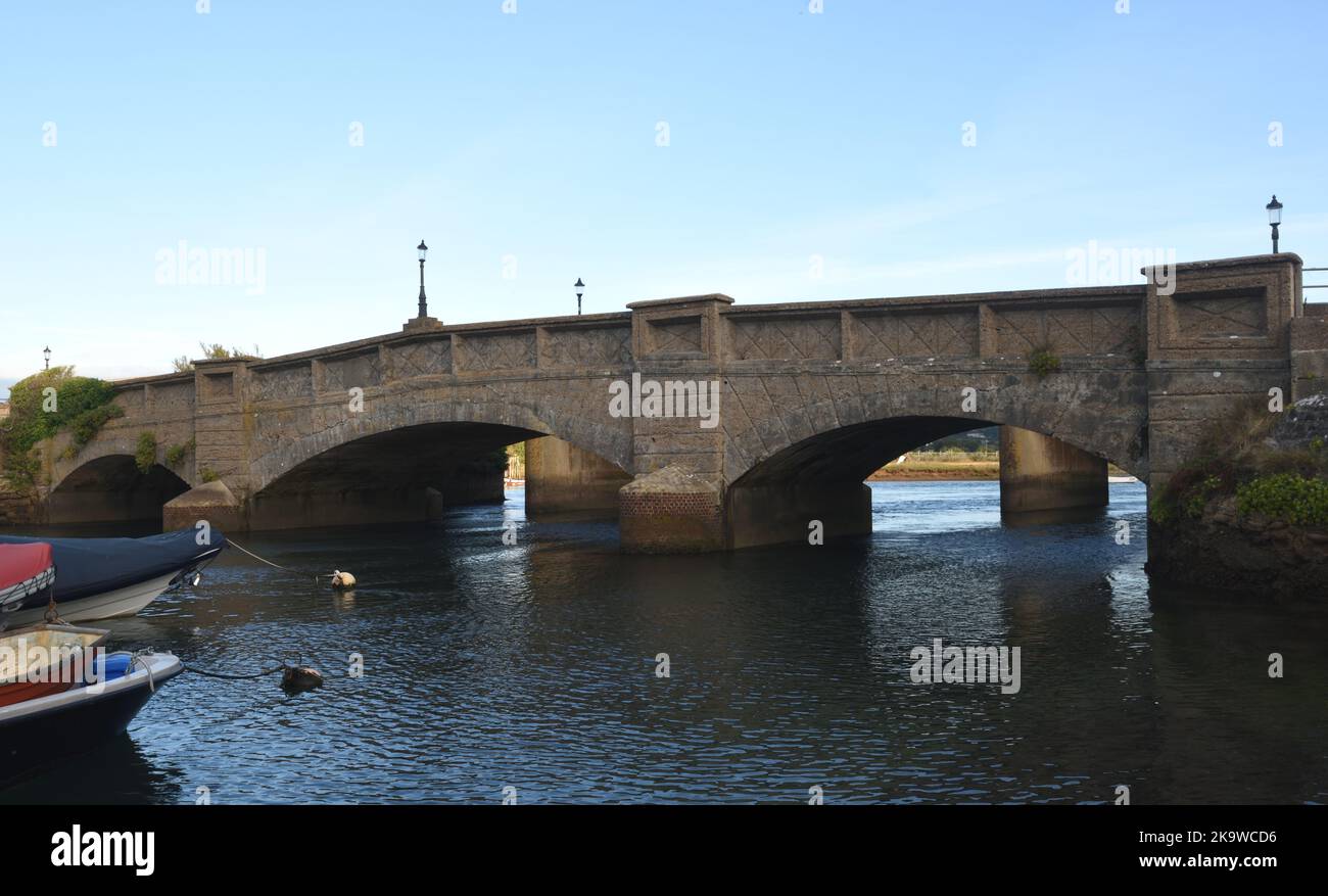 Axmouth Bridge che attraversa il fiume Axe tra Seaton e Axmouth, costruito nel 1877, si dice sia il più antico ponte di cemento in Gran Bretagna. Seaton, D. Foto Stock