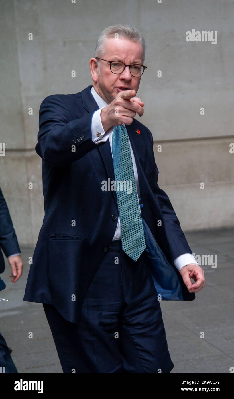 Londra, Inghilterra, Regno Unito. 30th Ott 2022. Segretario di Stato per gli alloggi, le comunità e il governo locale MICHAEL GOVE è visto fuori BBC come appare domenica con Laura Kuenssberg. (Credit Image: © Tayfun Salci/ZUMA Press Wire) Credit: ZUMA Press, Inc./Alamy Live News Foto Stock