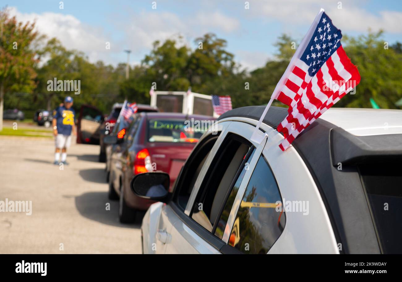 Kissimmee, Florida, Stati Uniti. 29th Ott 2022. 29 ottobre 2022, Kissimmee, Florida: Gli elettori latini con bandiere americane e portoricane sul retro della vettura per una carovana GOTV con il candidato democratico per il governatore tenente Karla Hernandez, il governatore di Puerto Rico Pedro Pierluisi, e il Rep. Darren Soto. (Credit Image: © Dominic Gwinn/ZUMA Press Wire) Credit: ZUMA Press, Inc./Alamy Live News Foto Stock