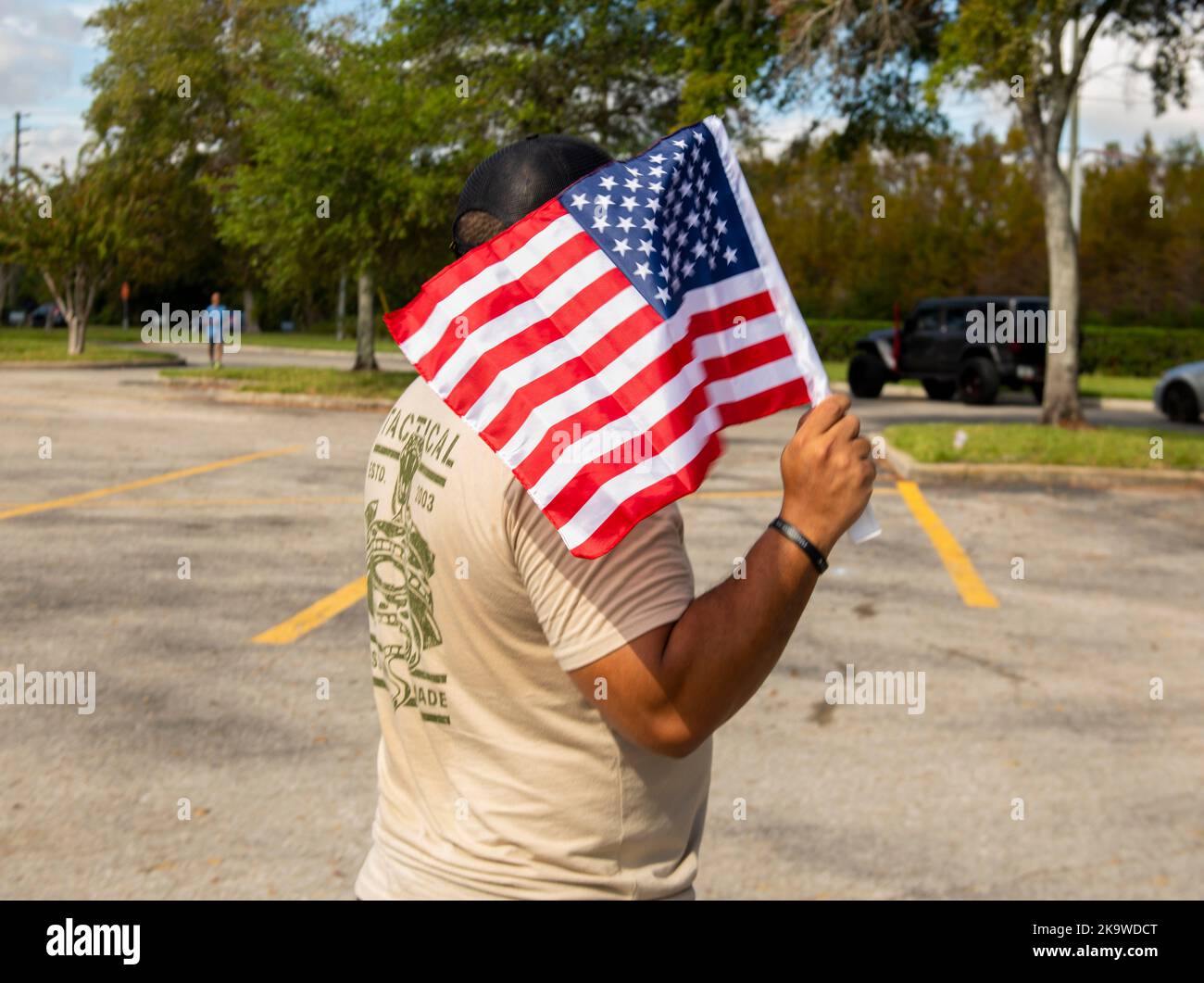 Kissimmee, Florida, Stati Uniti. 29th Ott 2022. 29 ottobre 2022, Kissimmee, Florida: Un elettore porta una bandiera nella Florida centrale. (Credit Image: © Dominic Gwinn/ZUMA Press Wire) Credit: ZUMA Press, Inc./Alamy Live News Foto Stock