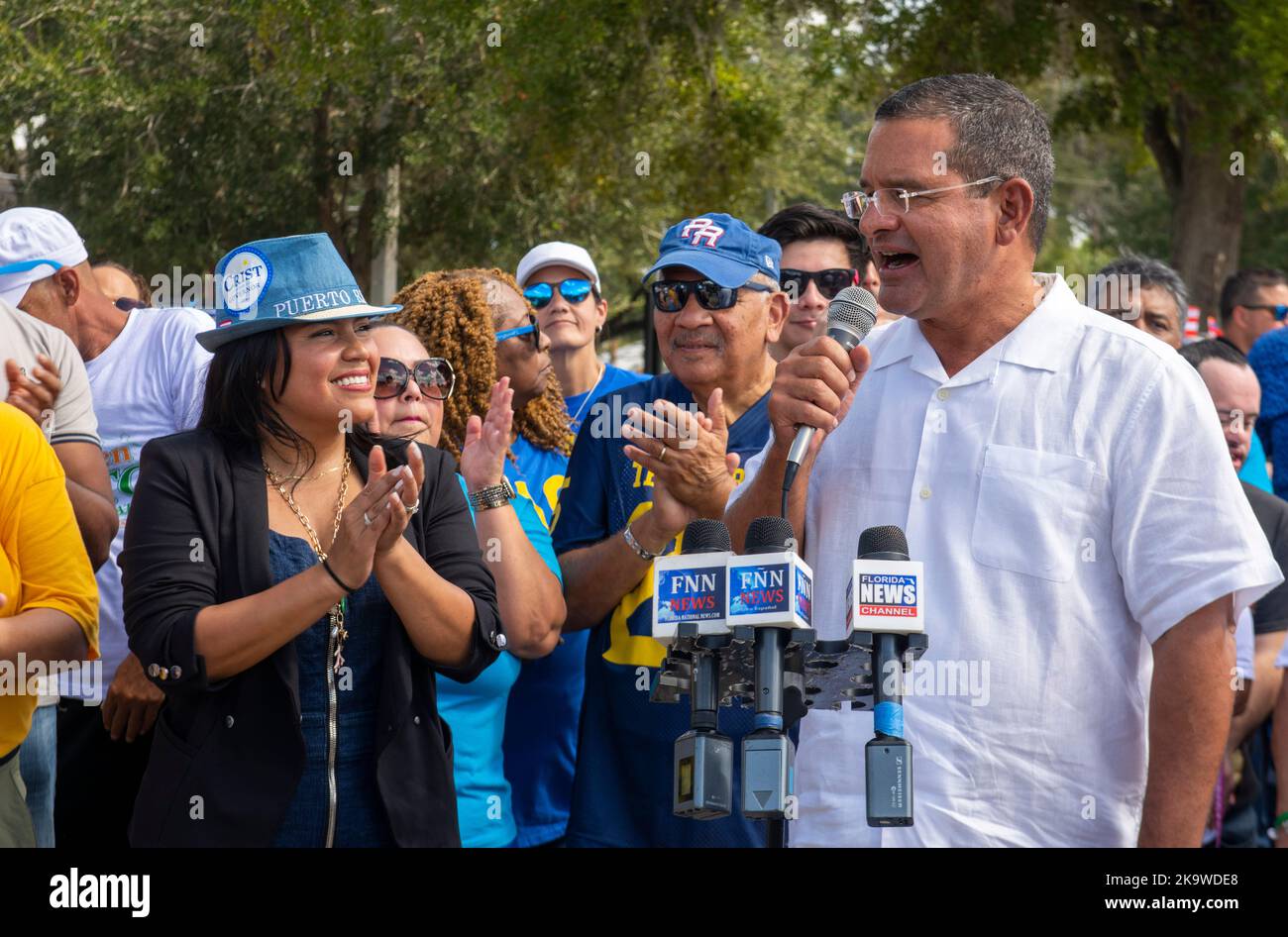Kissimmee, Florida, Stati Uniti. 29th Ott 2022. 29 ottobre 2022, Kissimmee, Florida: Il governatore di Porto Rico Pedro Pierluisi, a destra, e il candidato democratico per il tenente governatore Karla Hernandez parlano con gli elettori latini in un evento GOTV. (Credit Image: © Dominic Gwinn/ZUMA Press Wire) Credit: ZUMA Press, Inc./Alamy Live News Foto Stock