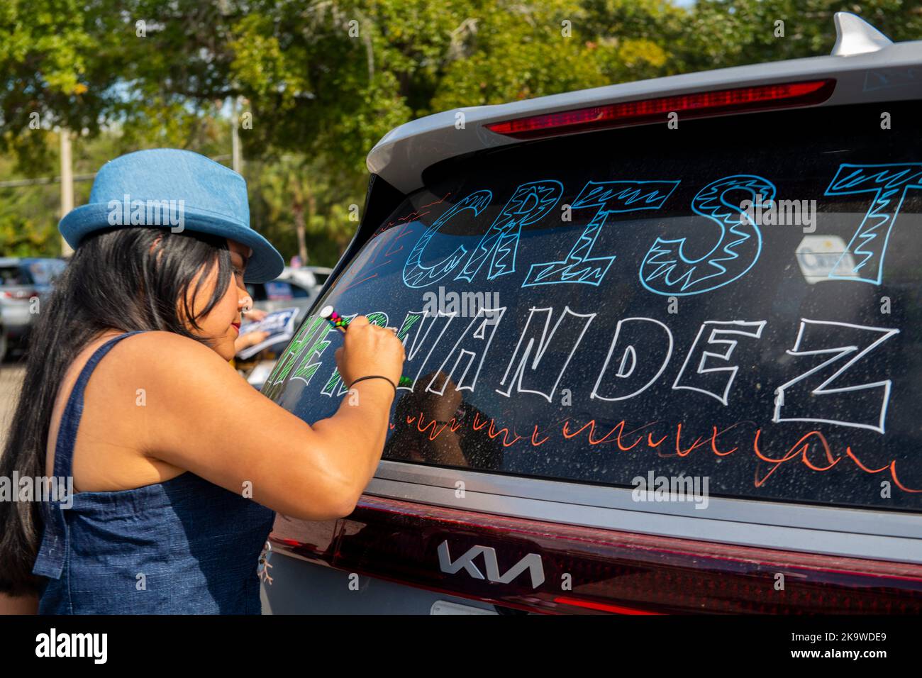 Kissimmee, Florida, Stati Uniti. 29th Ott 2022. 29 ottobre 2022, Kissimmee, Florida: Candidato democratico per il tenente governatore Karla Hernandez scrive sul retro di un finestrino davanti a una carovana GOTV con il governatore di Puerto Rico Pedro Pierluisi e il Rep. Darren Soto. (Credit Image: © Dominic Gwinn/ZUMA Press Wire) Credit: ZUMA Press, Inc./Alamy Live News Foto Stock