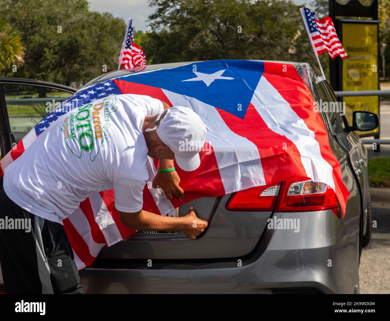 Kissimmee, Florida, Stati Uniti. 29th Ott 2022. 29 ottobre 2022, Kissimmee, Florida: Gli elettori portoricani fissano le bandiere americane e portoricane al retro dell'auto per una carovana auto GOTV con candidato democratico per il governatore tenente Karla Hernandez, il governatore portoricano Pedro Pierluisi e il Rep. Darren Soto. (Credit Image: © Dominic Gwinn/ZUMA Press Wire) Credit: ZUMA Press, Inc./Alamy Live News Foto Stock