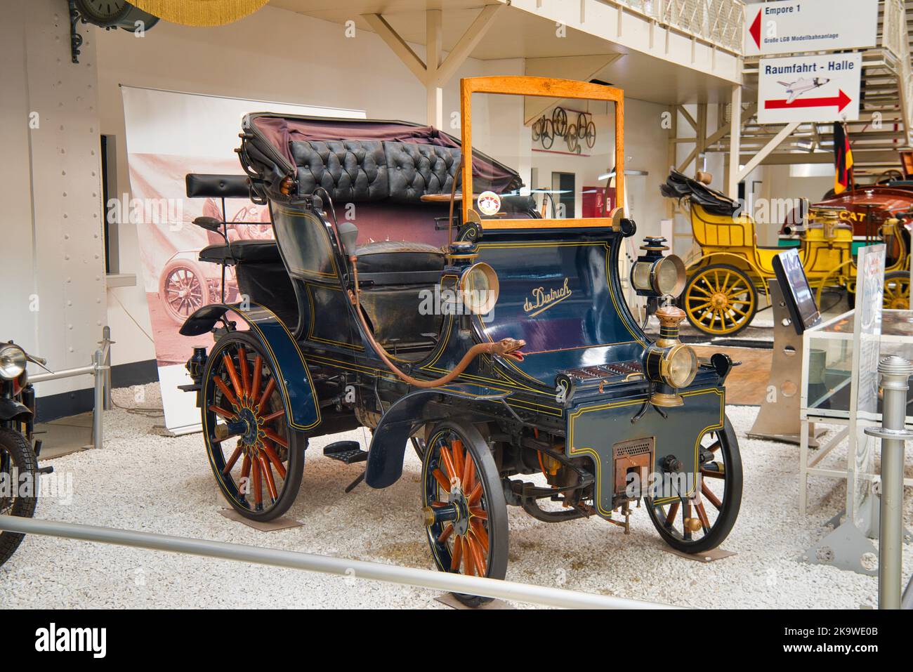 SPEYER, GERMANIA - OTTOBRE 2022: Blue Daimler Riemenwagen 1895 auto retrò nel Technikmuseum Speyer. Foto Stock