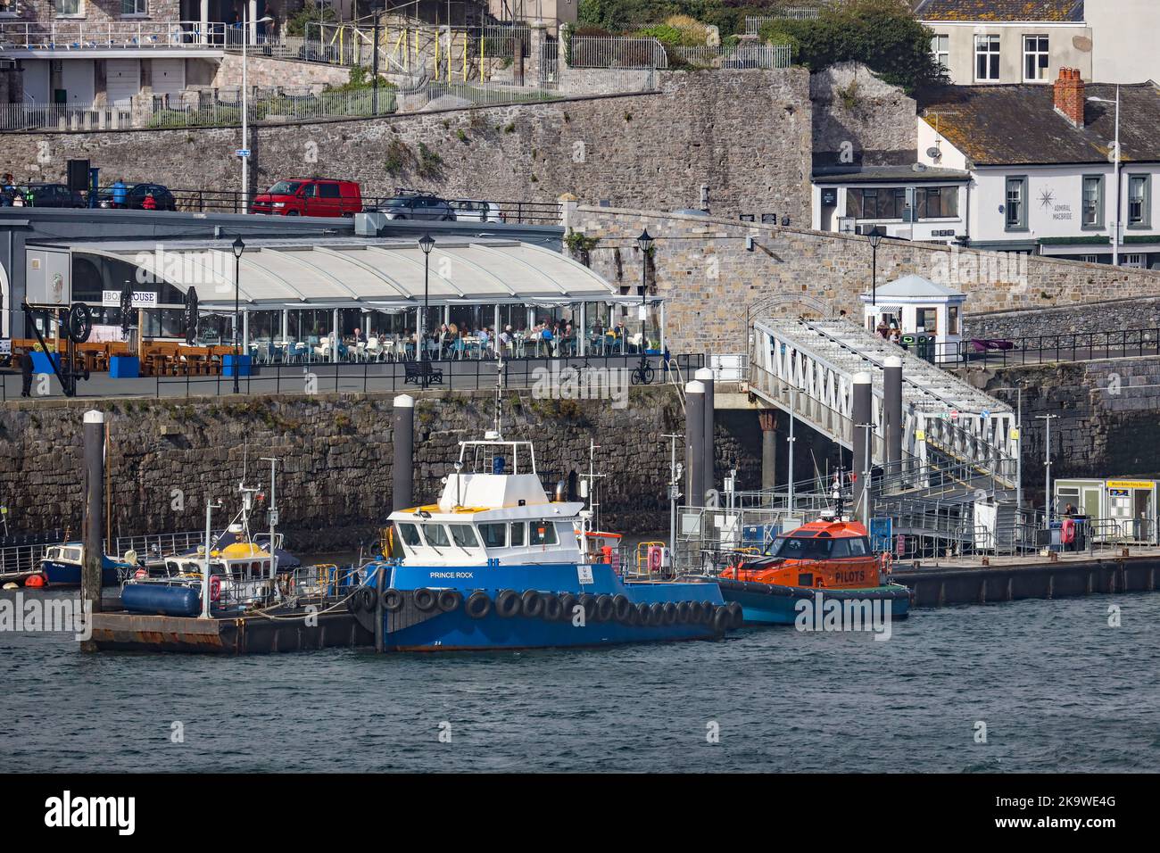 Longshot del Pontoon Barbican, che fornisce una banchina galleggiante per i traghetti pendolari e i viaggi in battello intorno a Plymouth Sound e al vicino fiume Foto Stock