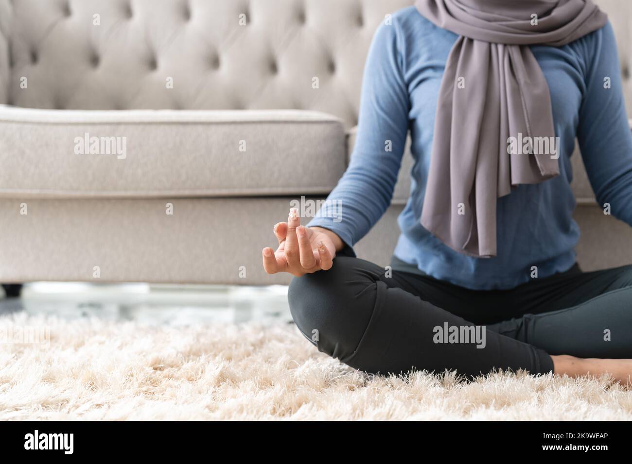 Concetto di gestione dello stress. Primo piano tranquilla giovane donna in hijab meditare a casa Foto Stock