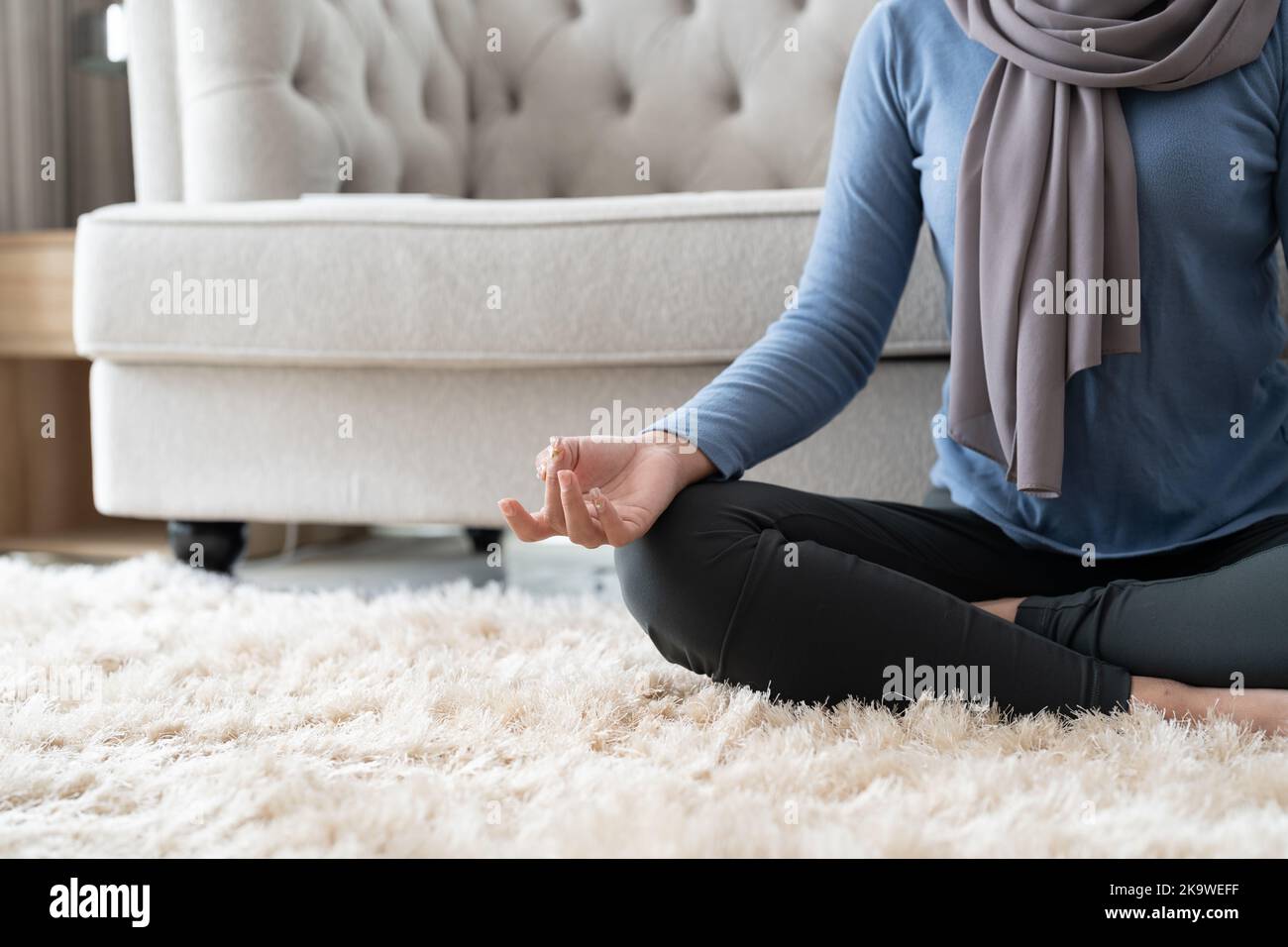 Concetto di gestione dello stress. Primo piano tranquilla giovane donna in hijab meditare a casa Foto Stock