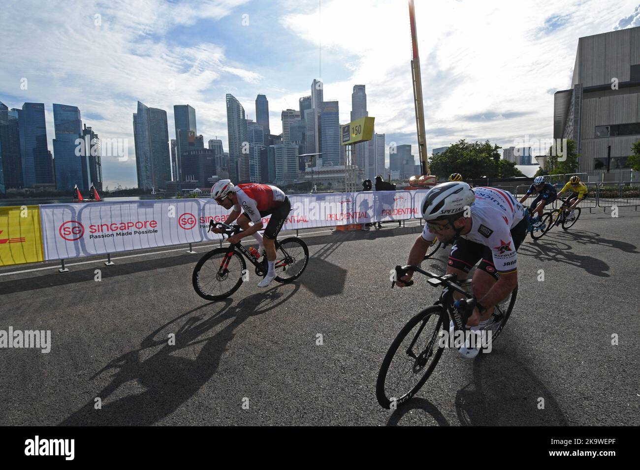 Singapore, Singapore. 30th Ott 2022. Il pilota britannico Mark Cavendish (davanti) del Team Quick-Step Alpha Vinyl compete nel Tour de France Singapore Criterium tenutosi a Marina Bay, Singapore, il 30 ottobre 2022. Credit: Allora Chih Wey/Xinhua/Alamy Live News Foto Stock