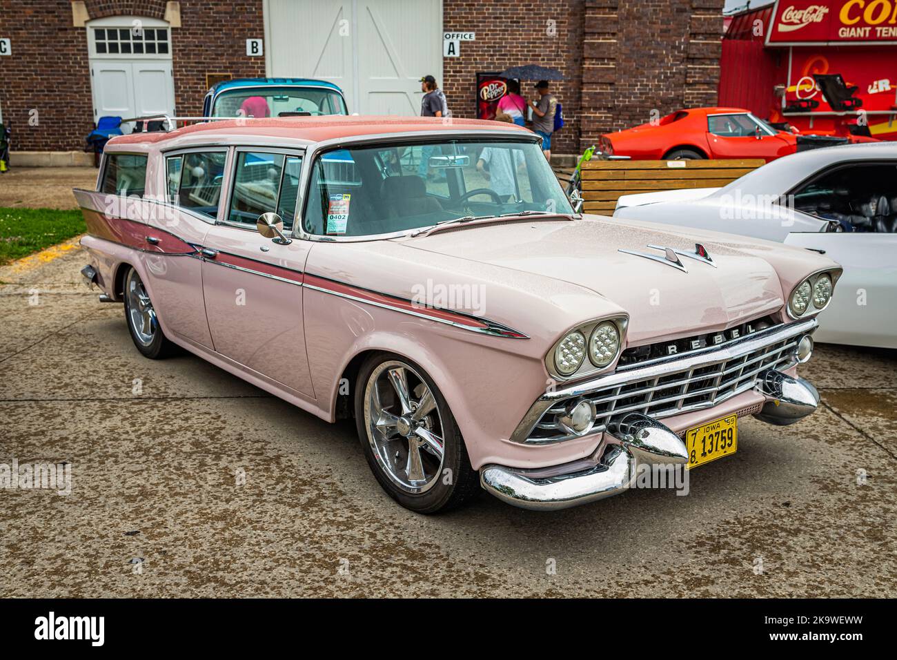 Des Moines, Iowa - 01 luglio 2022: Vista frontale d'angolo in prospettiva alta di un vagone della stazione AMC Rambler Rebel del 1959 ad un'esposizione di auto locale. Foto Stock