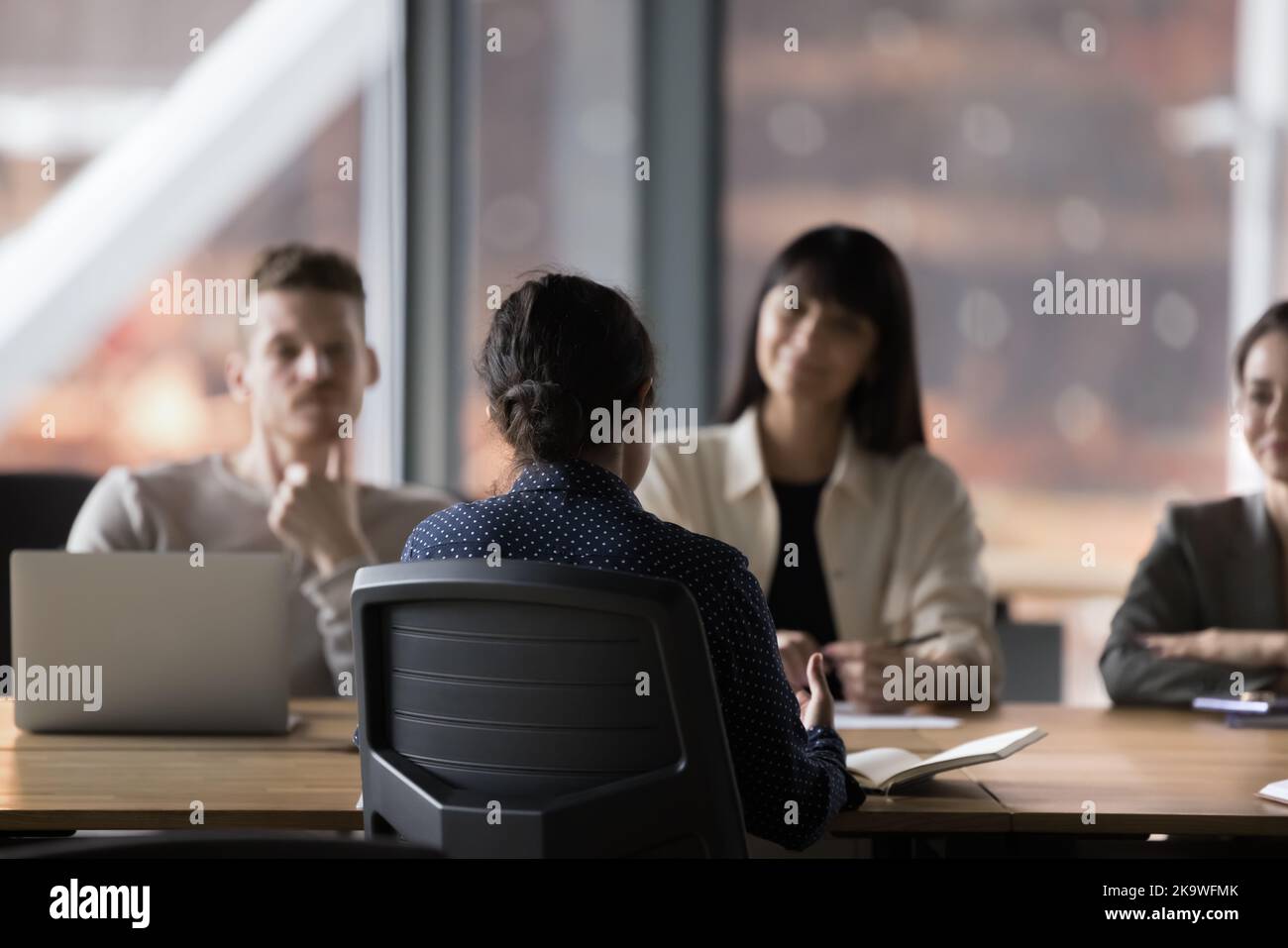 Donna candidata intervistata da un gruppo di dirigenti aziendali delle risorse umane Foto Stock