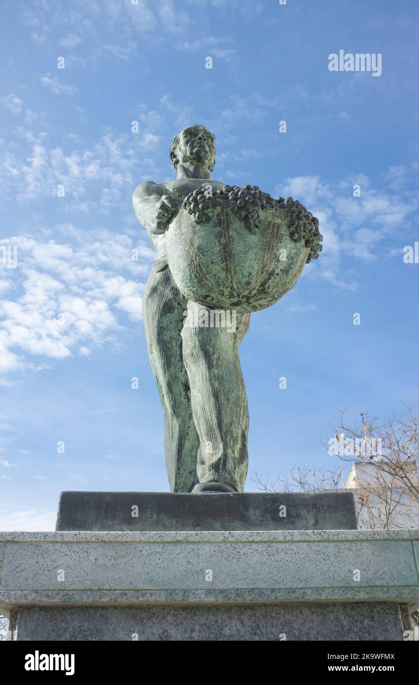 Almendralejo, Spagna. 29th gennaio 2020: Statua commemorativa di Vintager. Scolpito da Diego Garrido nel 1977. Almendralejo, Badajoz, Spagna Foto Stock