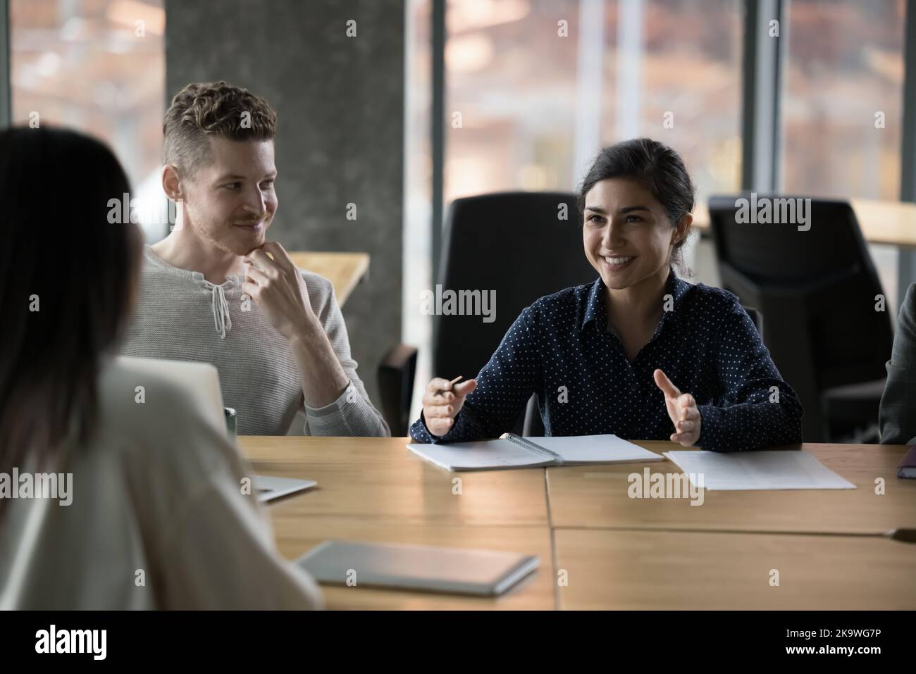 Negli uffici moderni, diversi dipendenti si sono riuniti per corsi di formazione o workshop Foto Stock