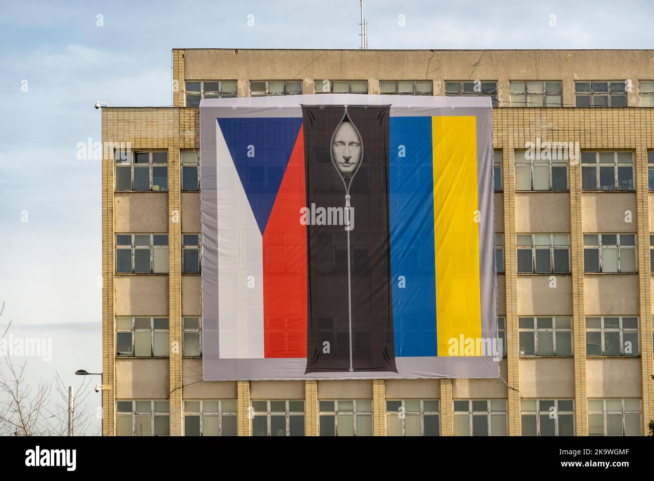 Edificio del Ministero dell'interno ceco con banner. il presidente russo, Vladimir Putin, in una borsa nera tra le bandiere della Repubblica ceca e dell'Ucraina. Foto Stock