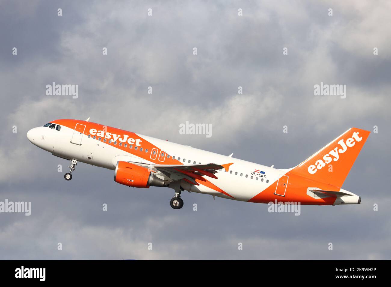 OE-LKX, EasyJet Europe, Airbus A319-100, partenza dall'aeroporto di Londra Stansted, Essex, Regno Unito il 15 ottobre 2022 Foto Stock