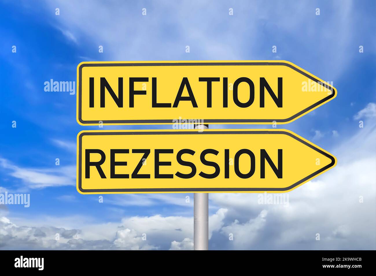 Symbolbild Rezession: Bewölkter Himmel und Schilder die in Richtung Inflation und Rezession zeigen (composizione) Foto Stock