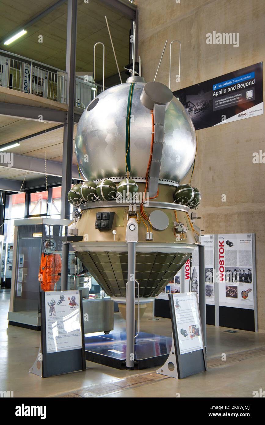 SPEYER, GERMANIA - Ottobre 2022: Vostok 1 il primo volo spaziale orbitale umano nella storia con il cosmonaut sovietico Yuri Gagarin 1961 nel Technikmuseum S. Foto Stock
