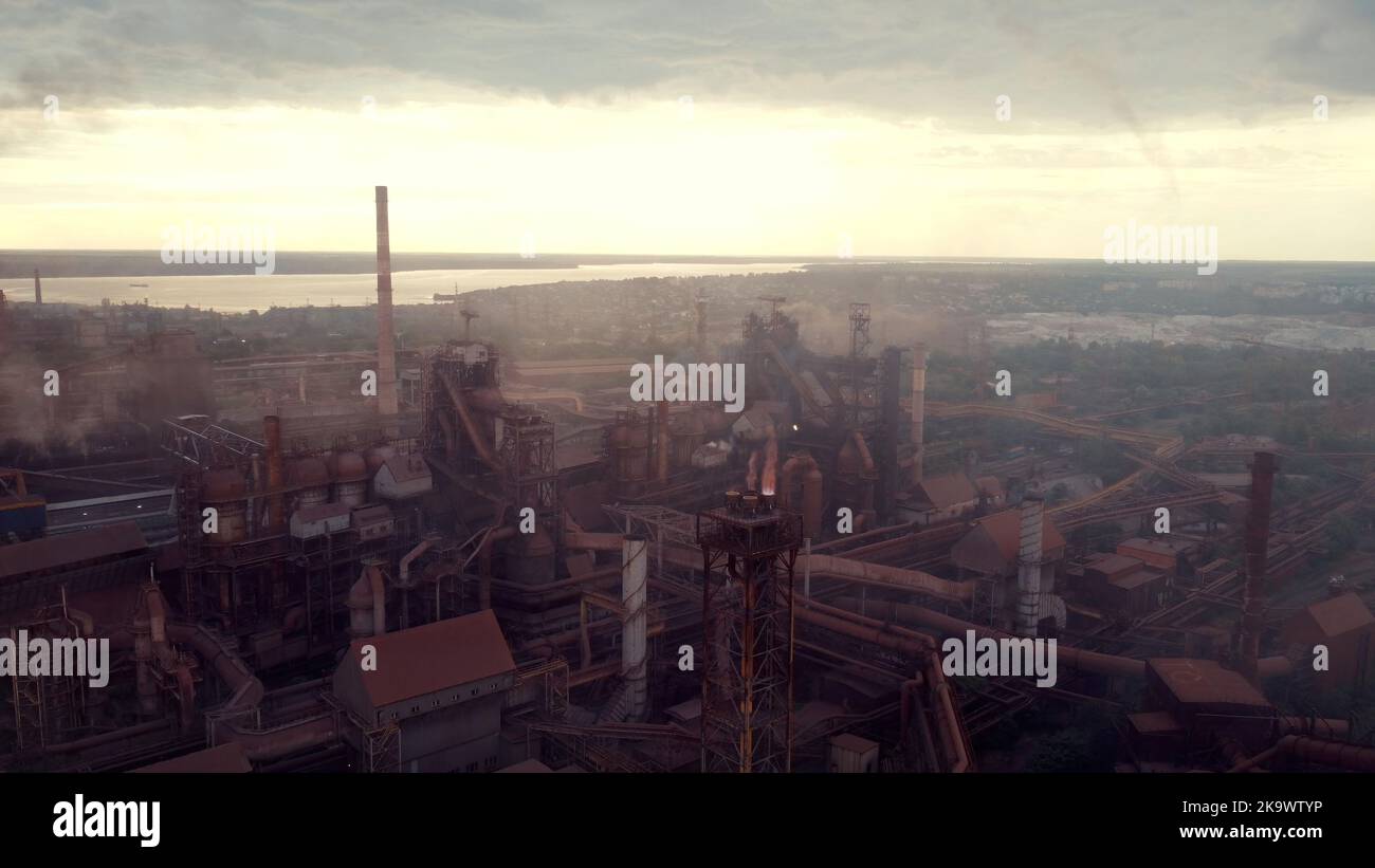 vista aerea sull'industria pesante con inquinamento atmosferico prodotto da una grande fabbrica. cambiamento climatico. sfondo industriale. scarica immagine Foto Stock