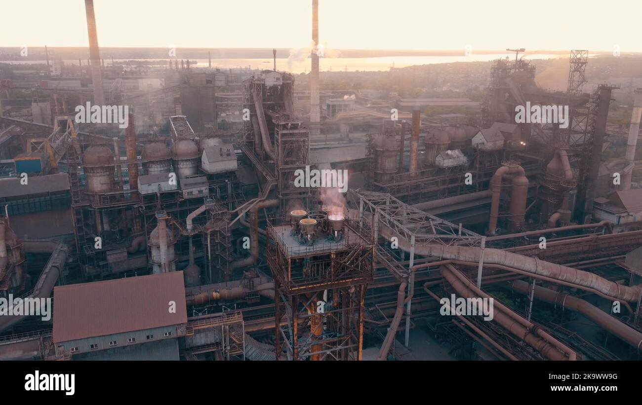 industria impianto metallurgico alba fumo smog emissioni cattiva ecologia immagine aerea. scarica immagine Foto Stock