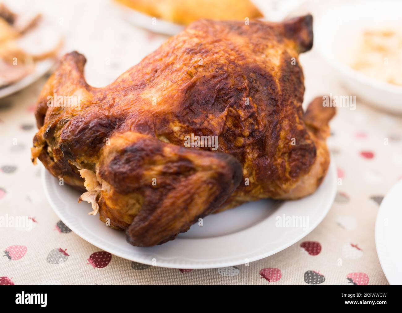 pollo arrosto intero su un piatto Foto Stock