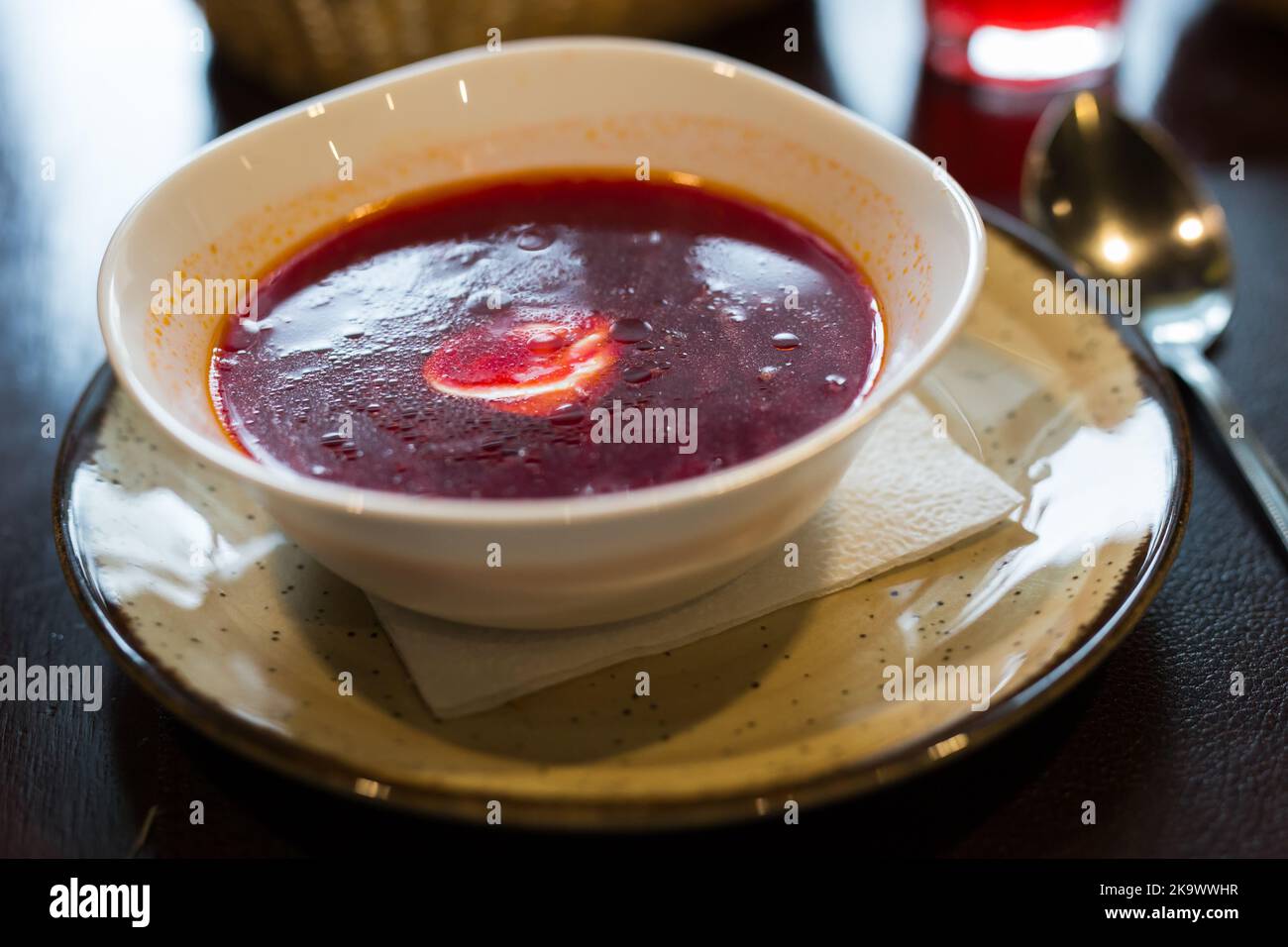 tradizionale zuppa di barbabietole ucraine con panna acida in una ciotola Foto Stock