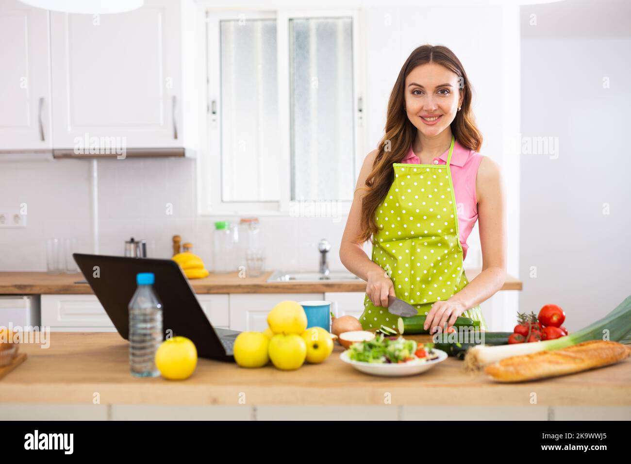 Donna cottura insalata ricetta da Internet Foto Stock