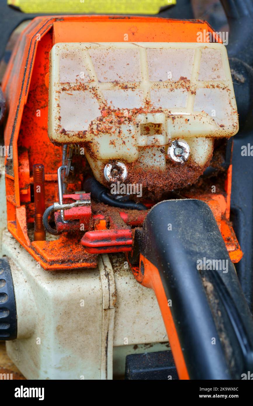 Un filtro dell'aria della motosega sporco che deve essere pulito. Foto Stock