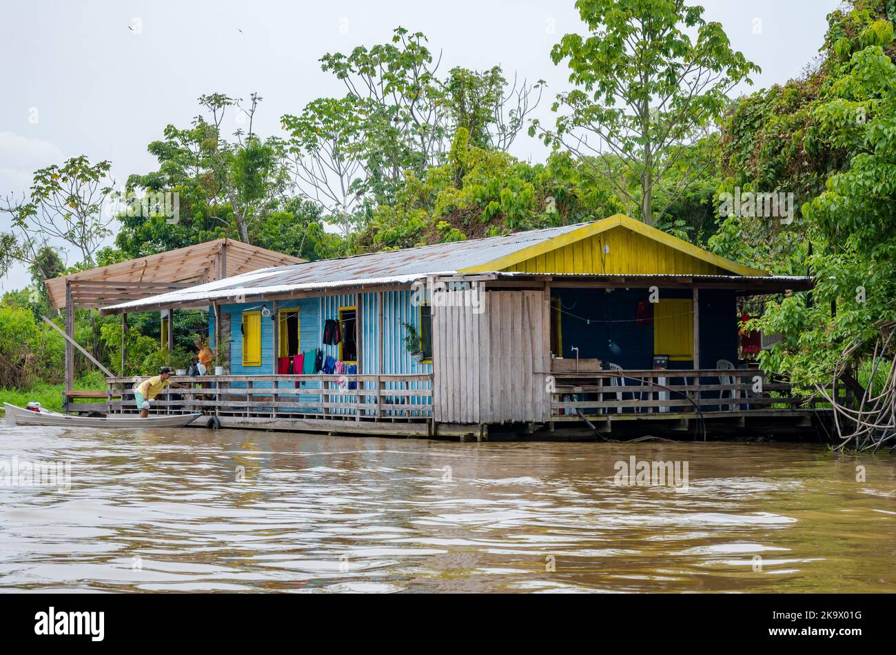Case galleggianti costruite per combattere le inondazioni stagionali lungo il fiume Amazzonia. Manaus, Amazonas, Brasile. Foto Stock