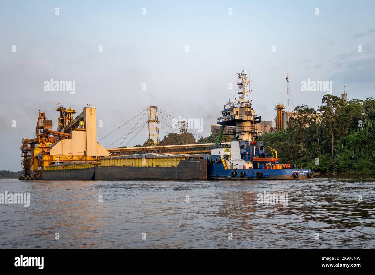 Prodotti agricoli caricati sulle barche del porto di Itacoatiara, Amazonas, Brasile. Foto Stock