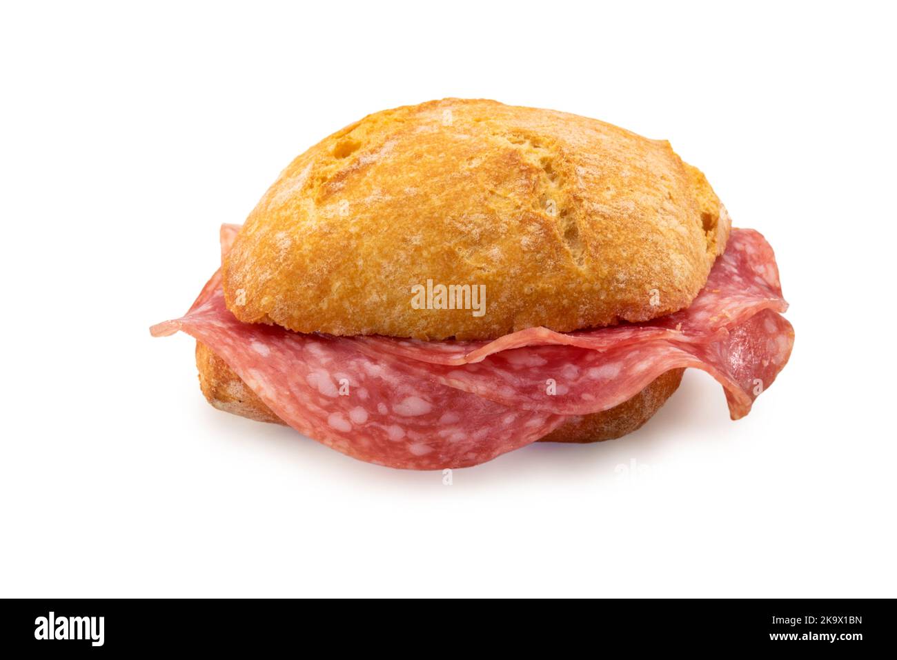 Sandwich con salame , pane di semola di grano duro con fette di salame isolato su bianco, tagliere Foto Stock