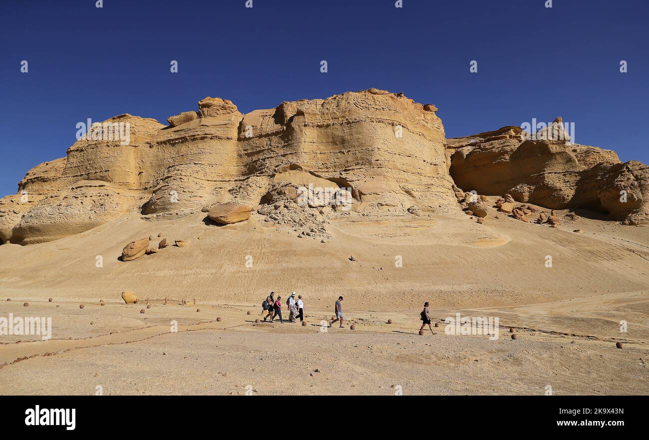 Fayoum. 29th Ott 2022. I turisti visitano un sito di forma eolica erosionale a Fayoum, Egitto, il 29 ottobre 2022. Credit: Wang Dongzhen/Xinhua/Alamy Live News Foto Stock